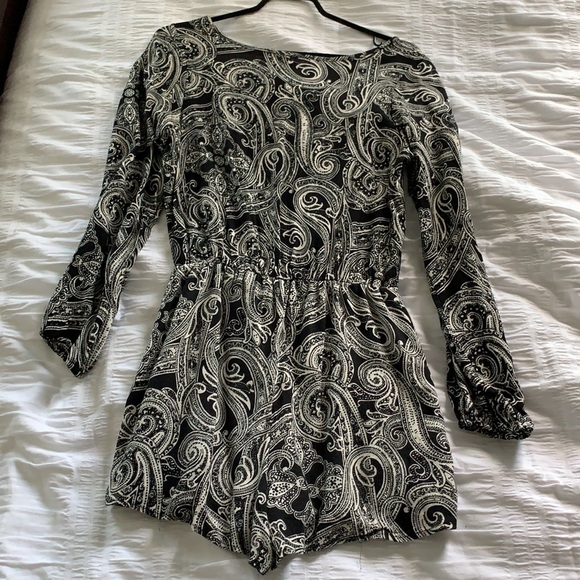 Black and white romper - Picture 2 of 2